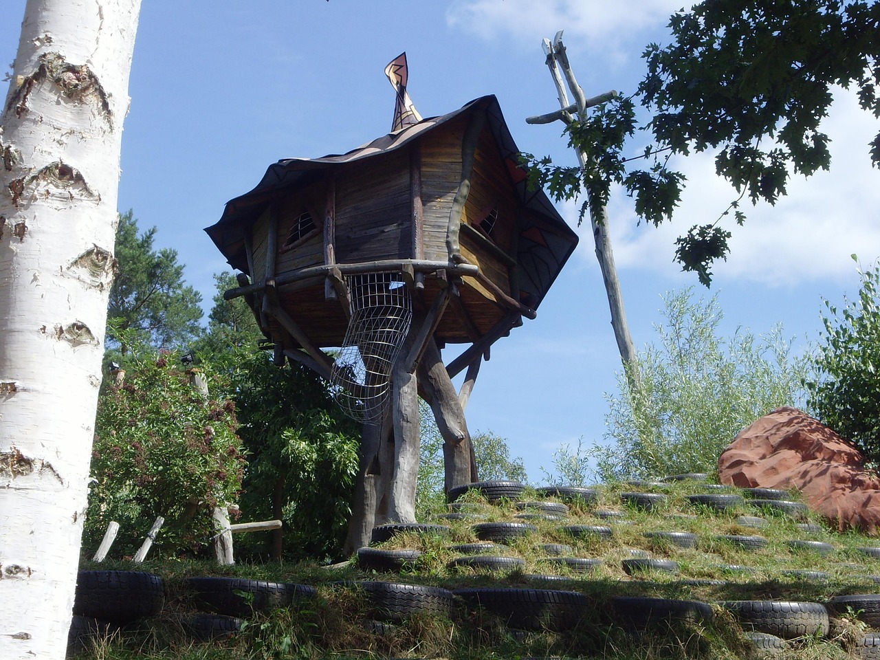 Kleine boomhut met kleurrijke kinderdecoratie.