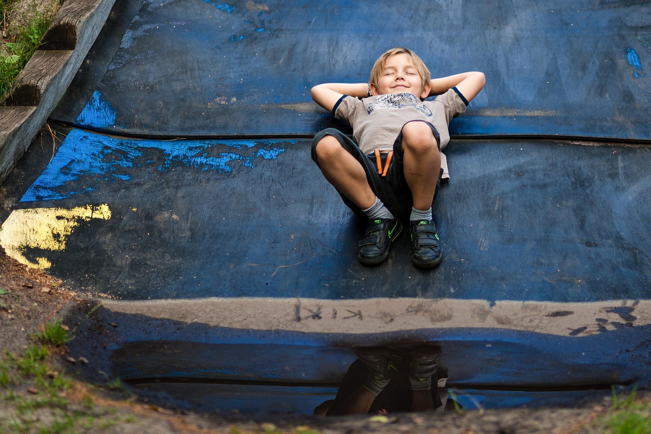 Kinderen spelen in een schaduwrijke speeltuin. Kinderen spelen in een schaduwrijke speeltuin.